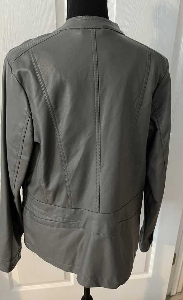 Chaqueta de cuero sintético gris para mujer Jou Jou talla grande Foto 3 de 4