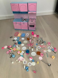 Küche für Barbie Haus 80er Jahre mit viel Geschirr Töpfen etc.