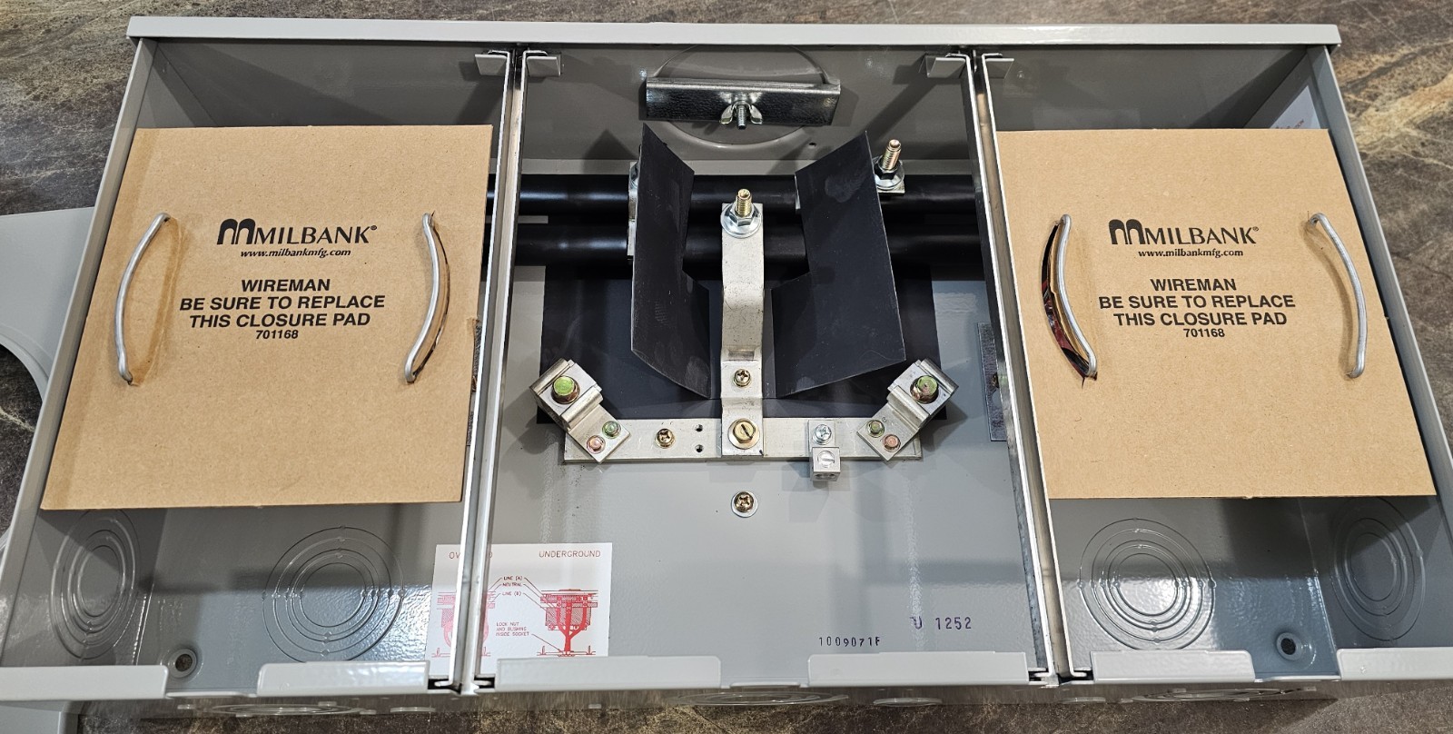 MILBANK U1252-X 200A DUAL METER CAN SOCKET OVERHEAD/UNDERGROUND (NEW IN BOX!)