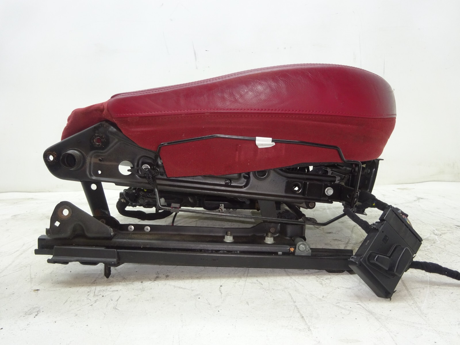 14-17 Maserati Ghibli Front Right Lower Bottom Seat Cushion w/ Rail OEM DE231040