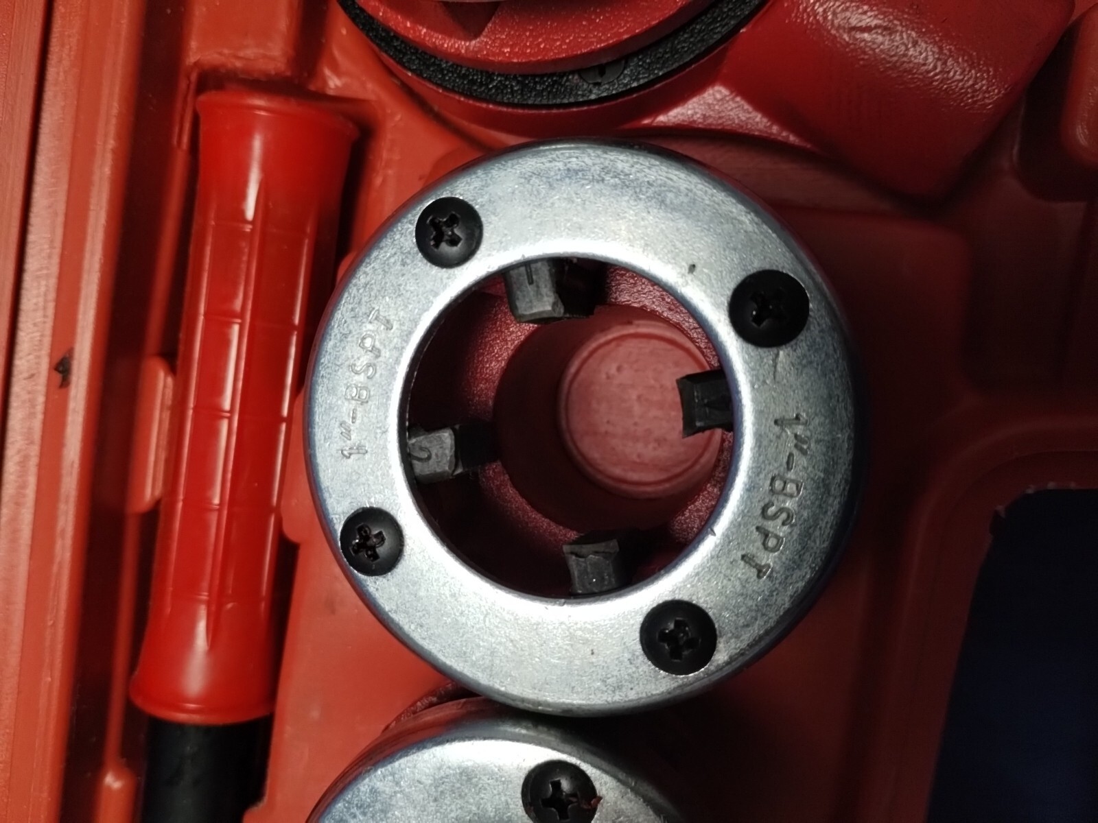 Complete Pipe Threader Kit Ratcheting Pipe Threading Tool Set  6 Dies Near Mint