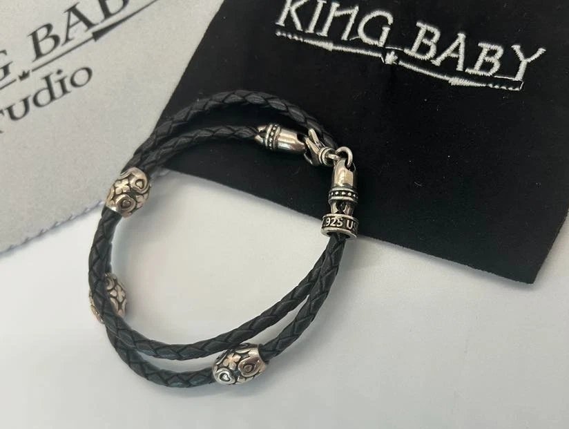Pulsera de cuero King Baby doble envuelta con cuentas de barril cruzado precio de venta sugerido por el fabricante $345 8 3/4" Foto 3 de 3