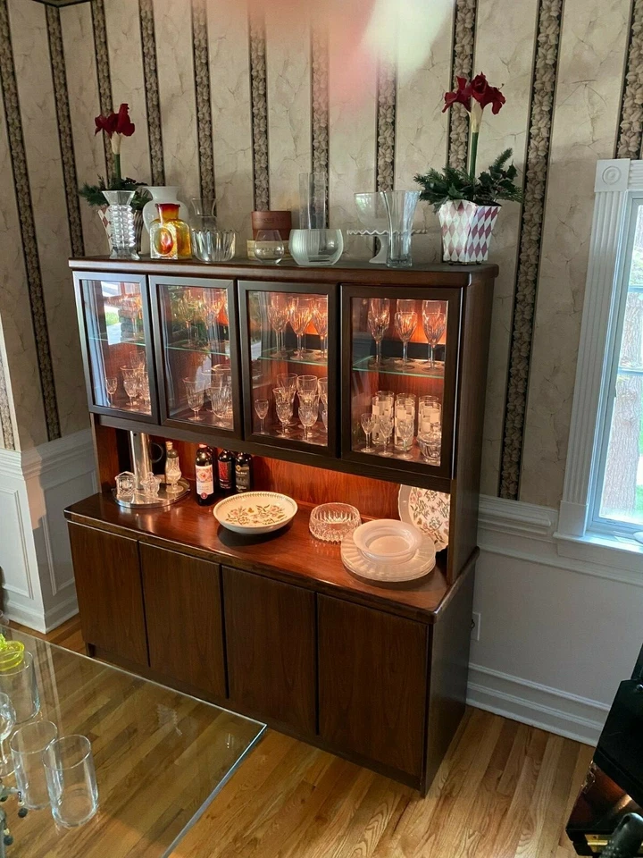 Mid-Century Modern Sideboard / Credenza / Hutch with Lighted Display Cabinet - Image 4 of 4