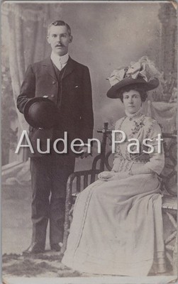 Edwardian RPPC Paar Portrait Bowler Hut gefiederter Hut Postkarte um 1900