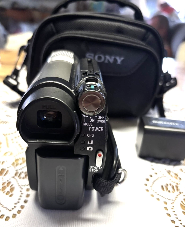 Sony DCR-DVD650 Hybrid DVD 60x Optical Zoom Wide LCD Recorder Handycam Camcorder - Image 4 of 4