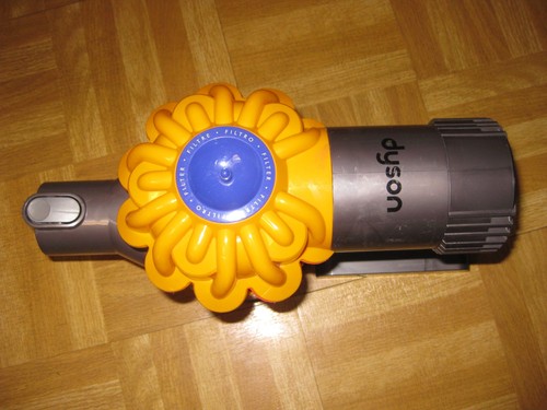 DYSON V 6   AKKUSTAUBSAUGER GRUNDGERÄT neuer AKKU siehe fotos