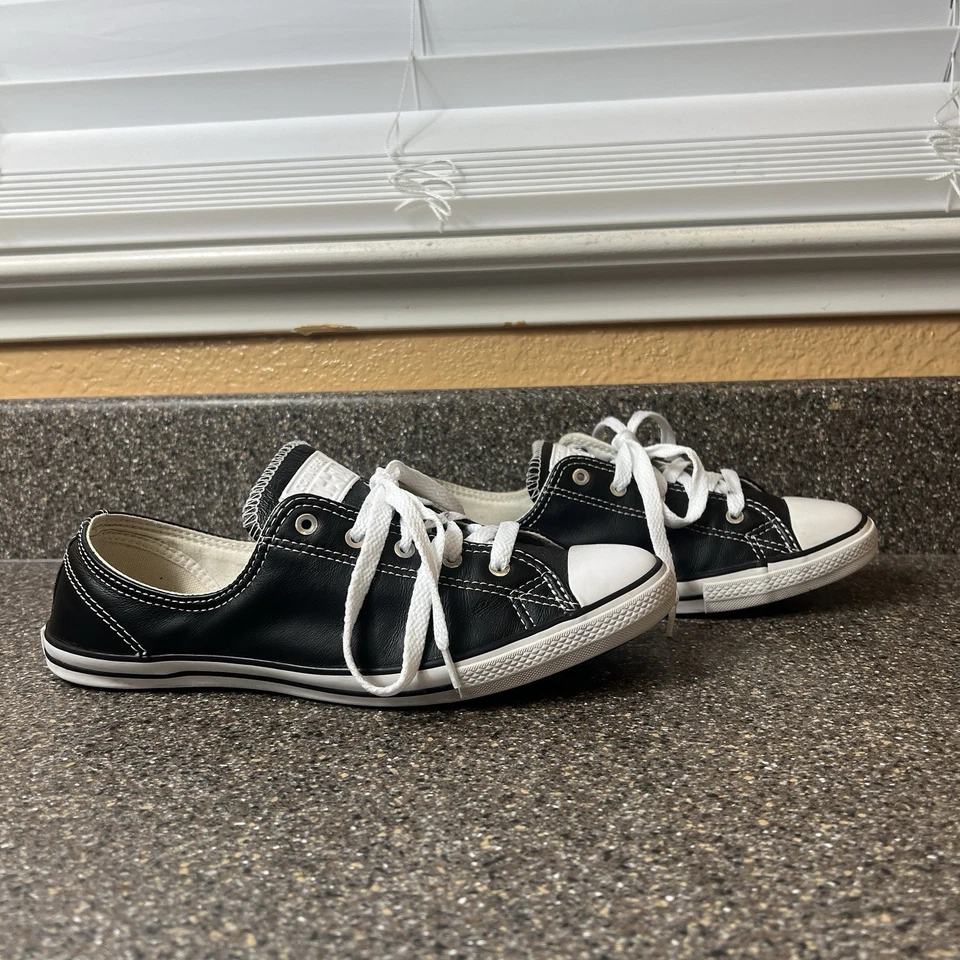 Zapato Converse Chuck Taylor All Star con cordones bajo clásico de cuero negro para mujer talla 8 Foto 4 de 4