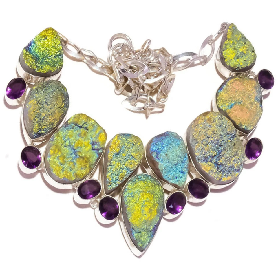 Collar distintivo hecho a mano con superposición de plata de piedras preciosas de amatista druzy de titanio Foto 2 de 4