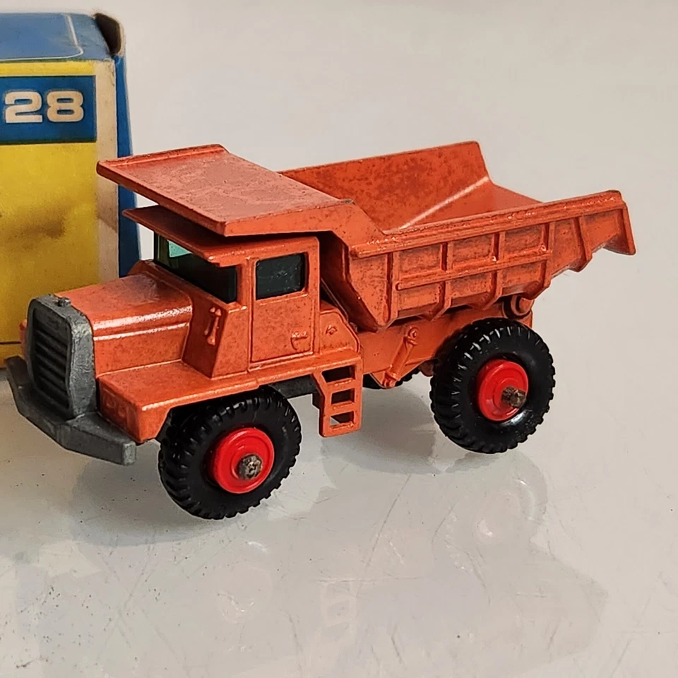 Camión de volteo vintage Matchbox Lesney #28 Mack 1968 Inglaterra ruedas sueltas caja rugosa Foto 2 de 4