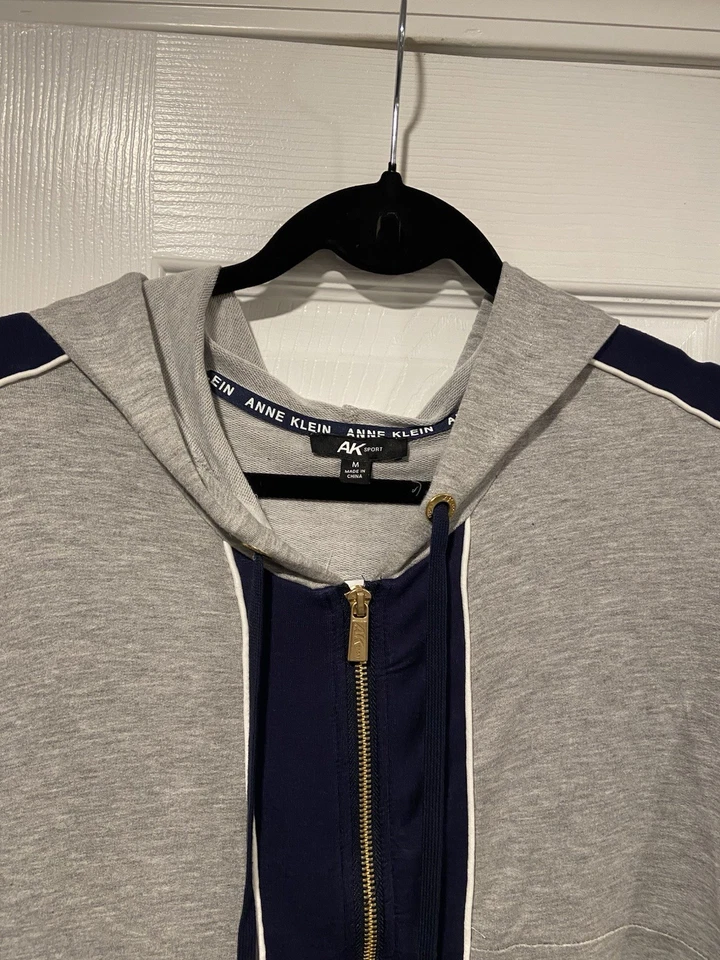 Jaqueta de atletismo Ann Klein tamanho M com zíper completo com capuz cinza listra azul marinho elástica macia nova com etiquetas - Imagem 4 de 4
