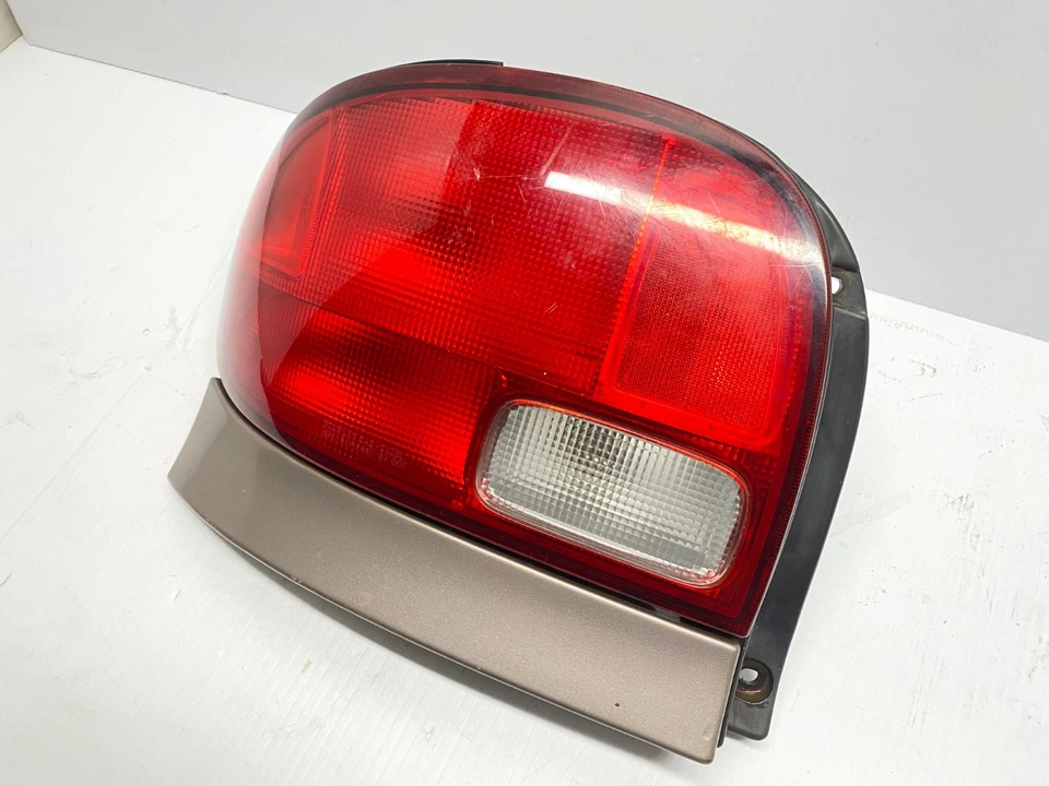 1995-2001 CHEVROLET GEO METRO LEFT DRIVER SIDE TAIL LIGHT LAMP - OEM 166-60245L - Image 3 of 4