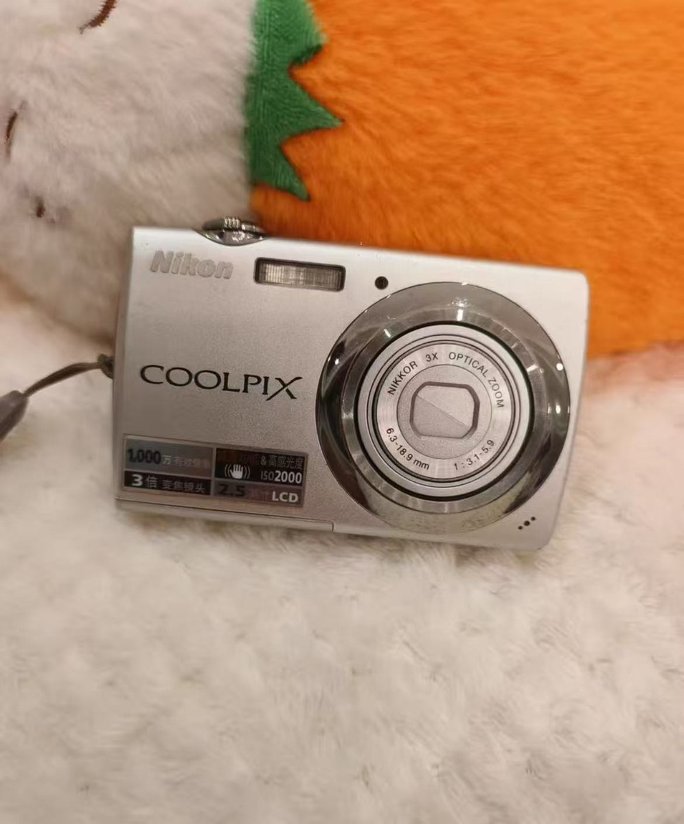 【美品】 ニコン　Nikon COOLPIX S220 ソフトシルバー Nikon Coolpix S220 10MP 3x Zoom Silver Compact Digital Camera