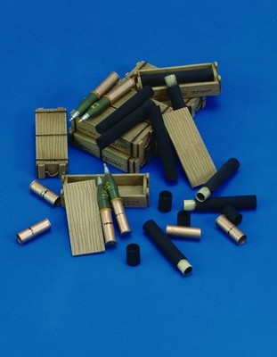 MW22 ROYAL MODEL 424 105 MM AMMO WITH CASES (1/35) MUNITION KISTE