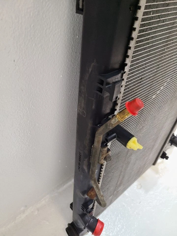 2009 - 2016  TOYOTA VENZA Radiator 2GRFE Engine 6 Cylinder  - Image 3 of 4