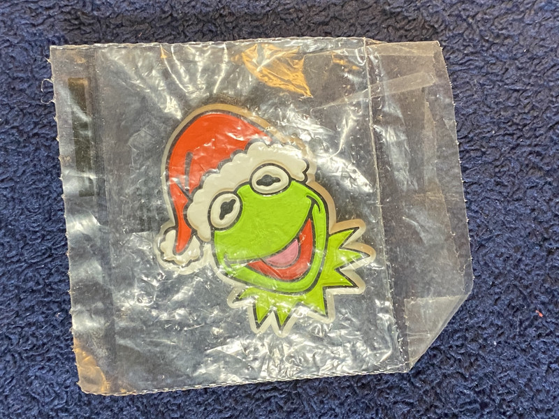 KERMIT THE FROG 1979 Hallmark Christmas Lapel Pin / Brooch / MUPPETS HENSON /NEW