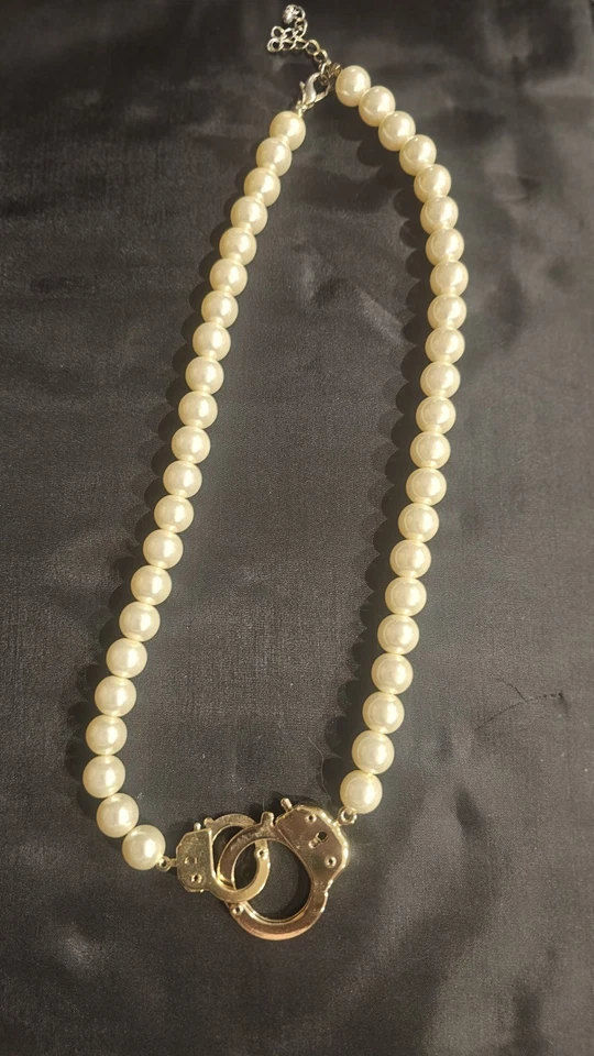 Collar Forever 21 perlas y esposas Foto 2 de 4