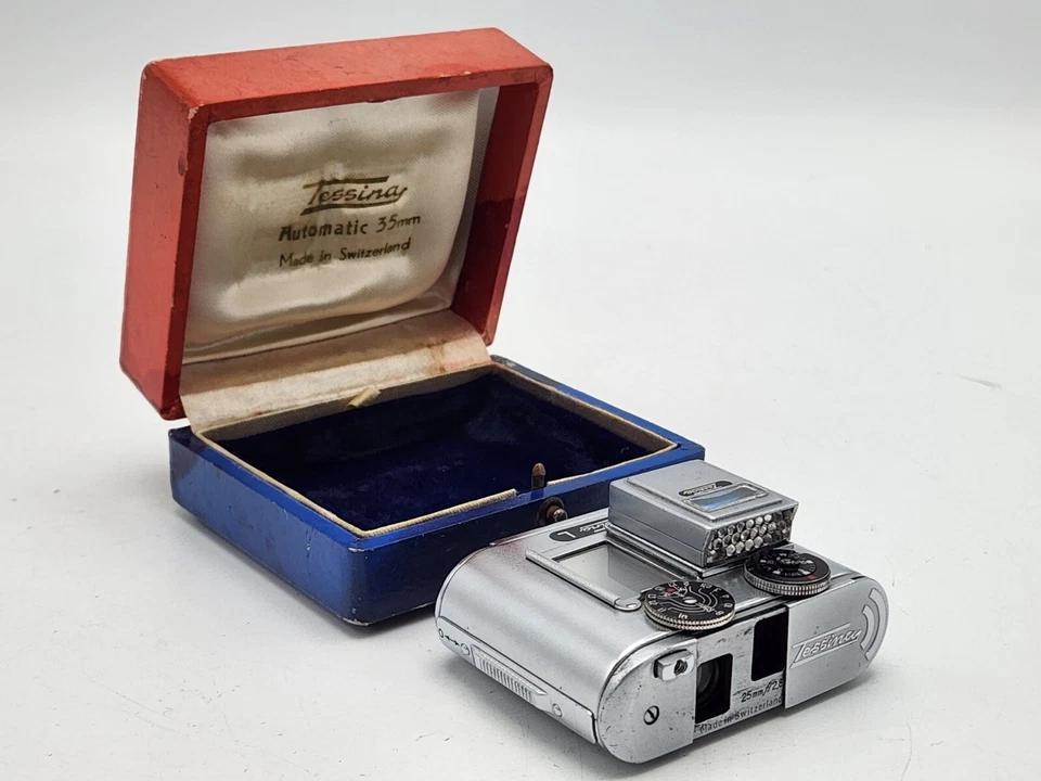 Mini cámara Tessina L subminiatura 35 mm de colección con lente 25 mm F2,8 y estuche medidor Foto 3 de 4