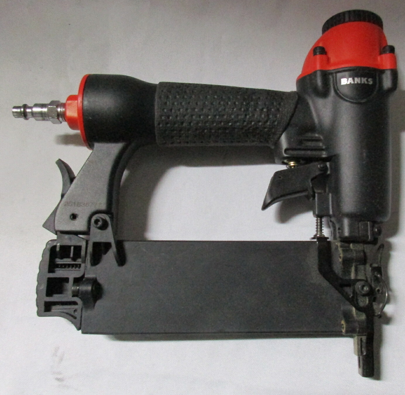 Banks 5/8"2"18 Gauge Brad Nailer Air Stapler Nail Gun used on One