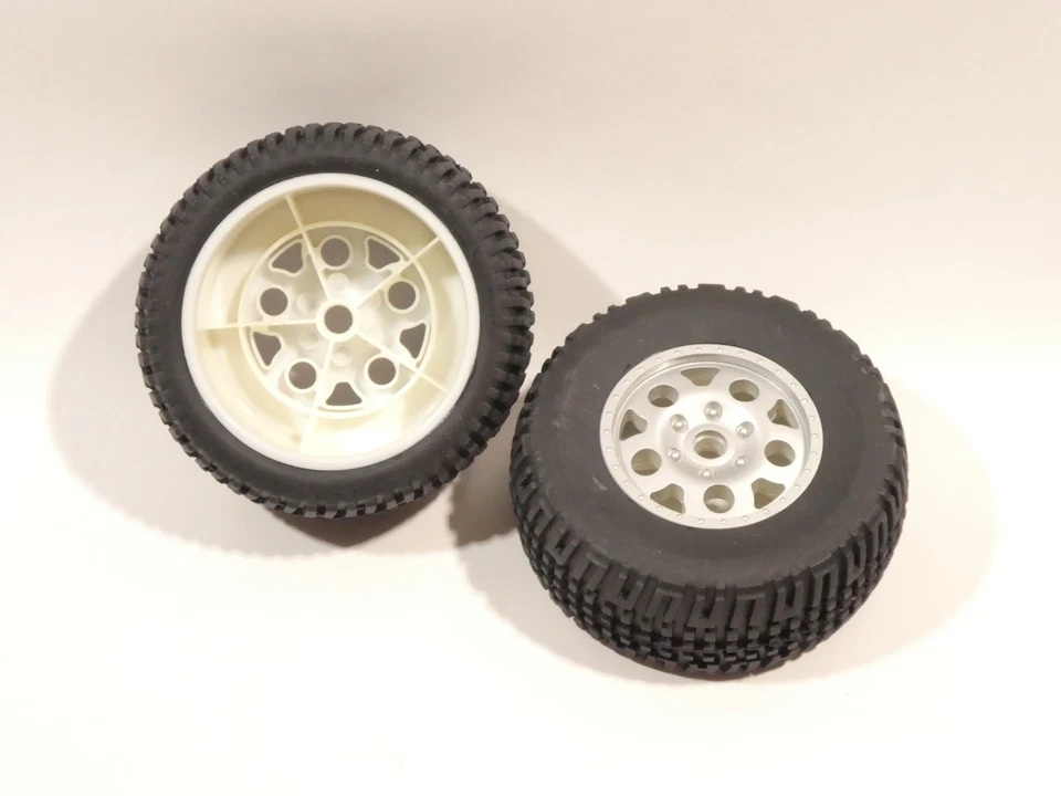 Team Associated S10 Komplettrad 2WD vorn Silber 9810 NEU OVP - Bild 3 von 4