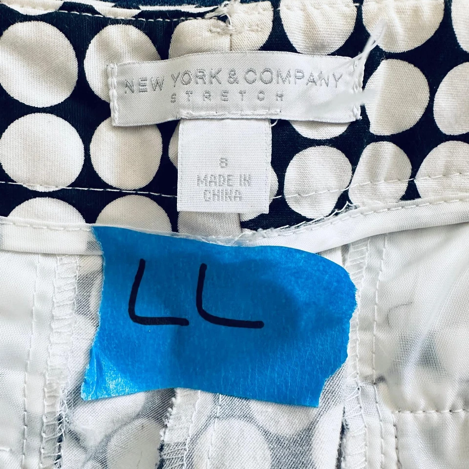 Pantalones New York & Company Blanco y Negro Lunares Talla 8 Elastizados Recortados Informales Foto 4 de 4