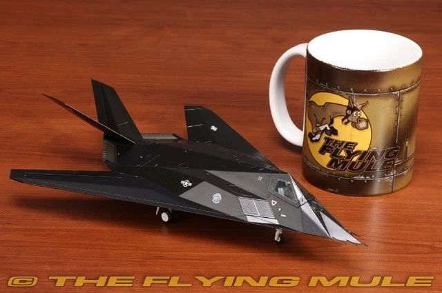 Hobby Master 1:72 F-117A Nighthawk USAF Dark Knights #88-0841 Foto 4 de 4