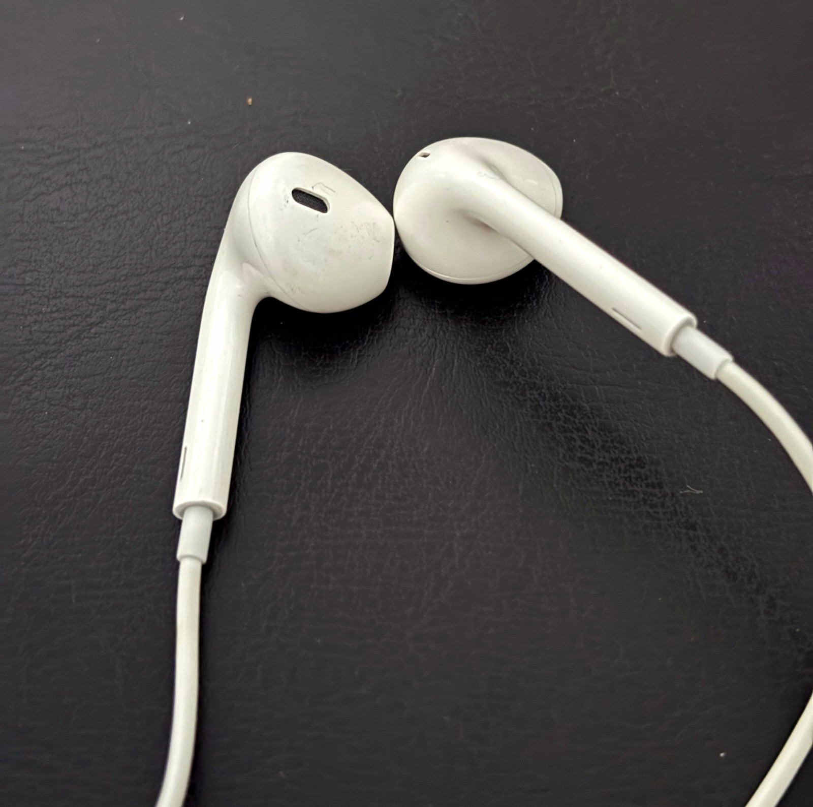 Apple EarPods In-Ear Wired Earbuds Lightning Inline Mic & Controls White