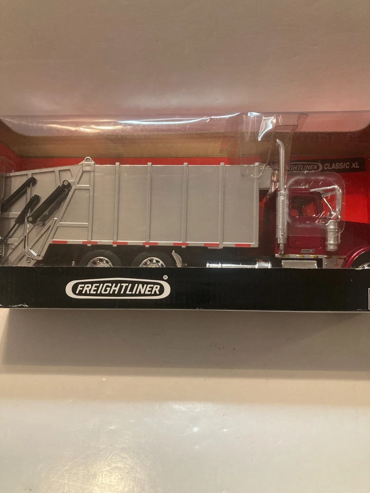 New Ray Long Hauler Freightliner Classic XL Garbage Truck 1:32 New In Box - Image 2 of 3