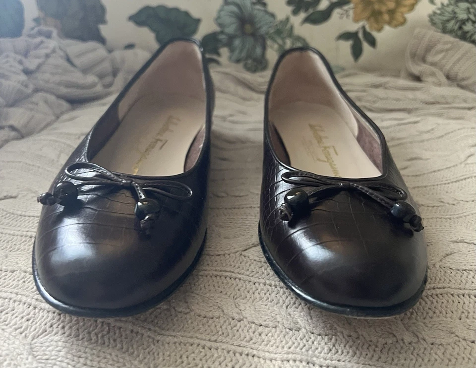 Salvatore Ferragamo Boutique Espresso Cocodrilo Cuero Repujado Pisos 7 B Italia Foto 3 de 4