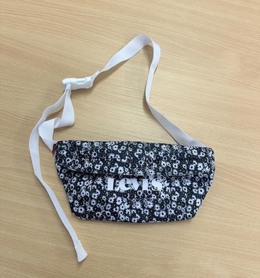 Levi's Gürteltasche schwarz-weiß Blumenmuster