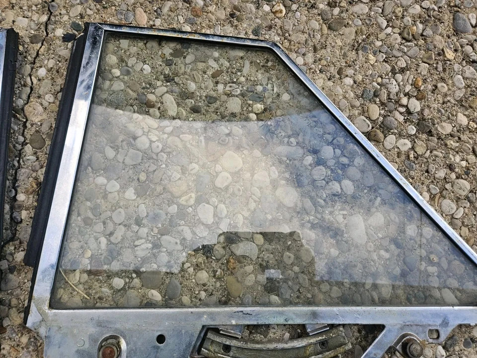 Oldsmobile Starfire Lt & Rt 1964 cuarto de baño trasero ventanas laterales GM OEM Foto 3 de 4