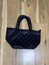 Black quilted tote bag with a zip closure and a long handle totebag