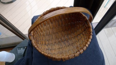 ANTIQUE ROUNDED 11'' SPLINT OAK GATHERING BASKET