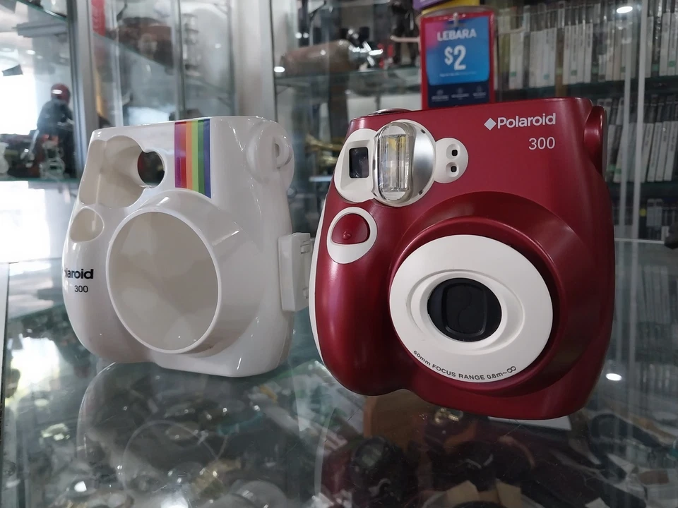 Polaroid 300 Mini Instant Film Camera Maroon 60mm Focus Range With Hard Shell - Image 2 of 4
