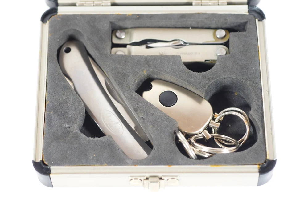 Juego de herramientas múltiples navajas de bolsillo Sheffield vintage de 3 piezas con llavero de luz roja Foto 2 de 4