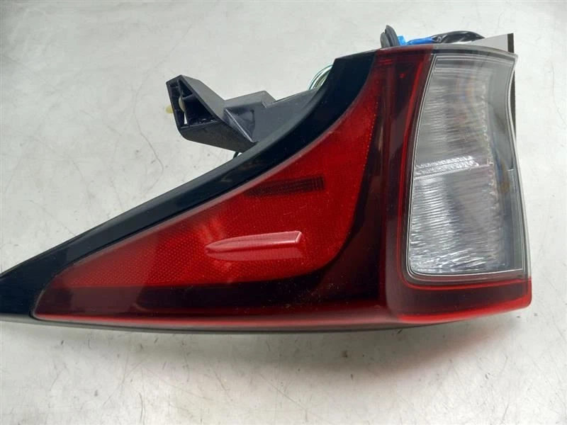 LUZ TRASERA MONTADA EN CUARTO LADO PASAJERO TOYOTA PRIUS 19-22 Foto 3 de 4