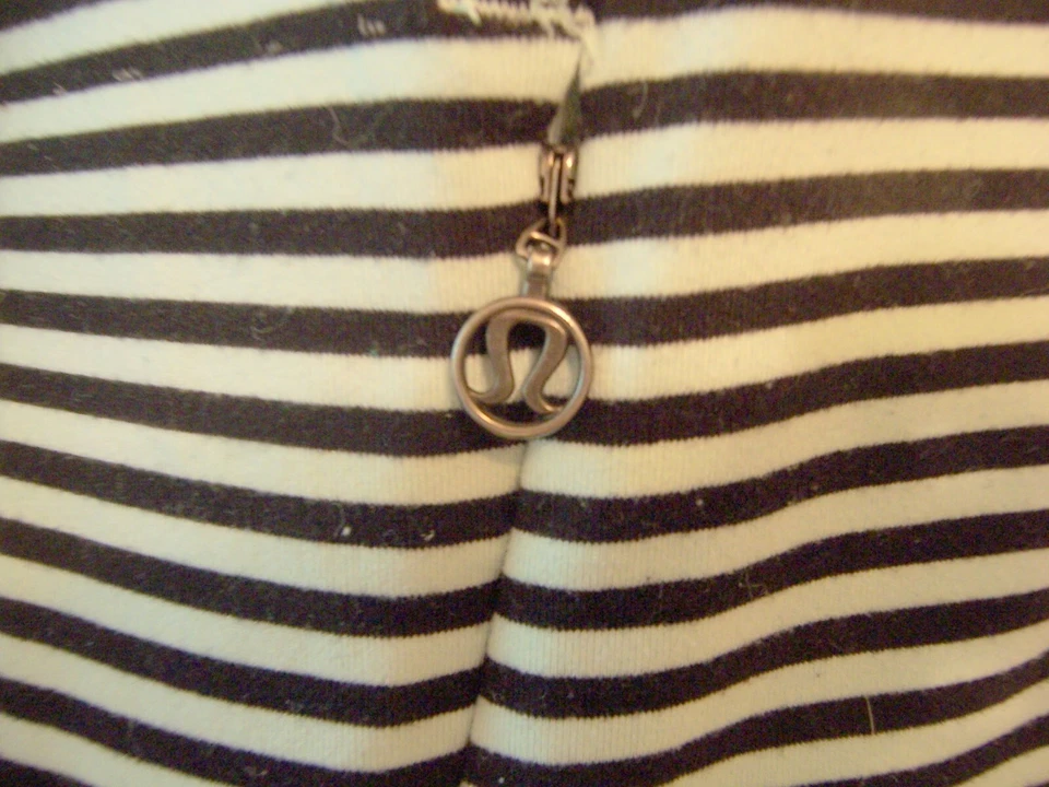 JAQUETA LULULEMON LULU LISTRADA LIMÃO USO ATIVO BOLSOS COM ZÍPER XS BOA! VERDE PERFEITO - Imagem 3 de 4