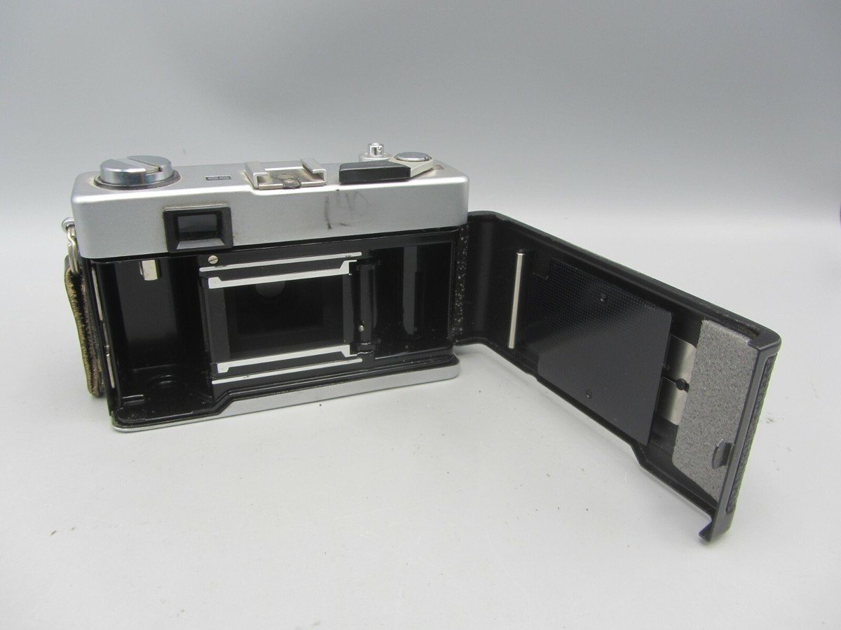 Mamiya 135 EE Rangefinder 35mm SLR Film Camera Body F2.8 Mamiya 135 EE Rangefinder 35mm SLR Film Camera Body F2.8