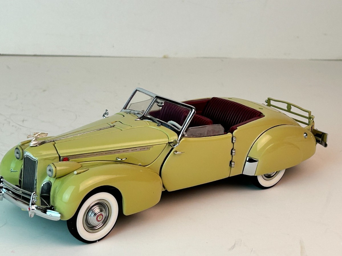 Franklin Mint 1:24 Scale 1940 Packard Darrin Convertible with Box