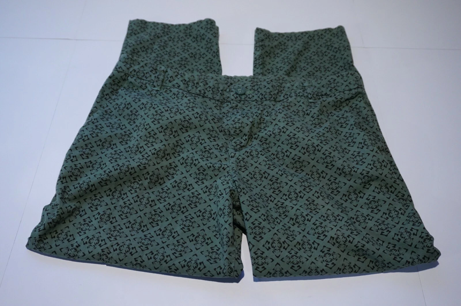 Patagonia Women's Size 12 Capri Pants Green / Black Print