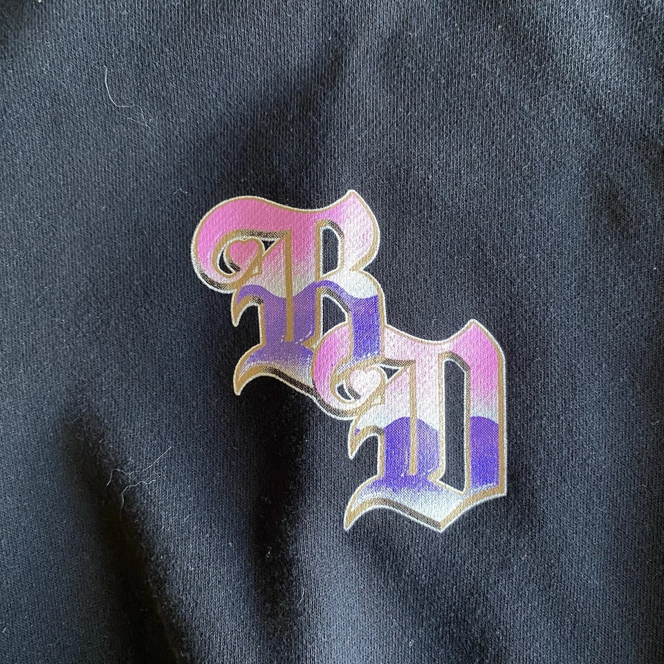 Sudadera para mujer Bella Doña pequeña de gran tamaño negra cuello redondo corazón escorpión BD Foto 3 de 4