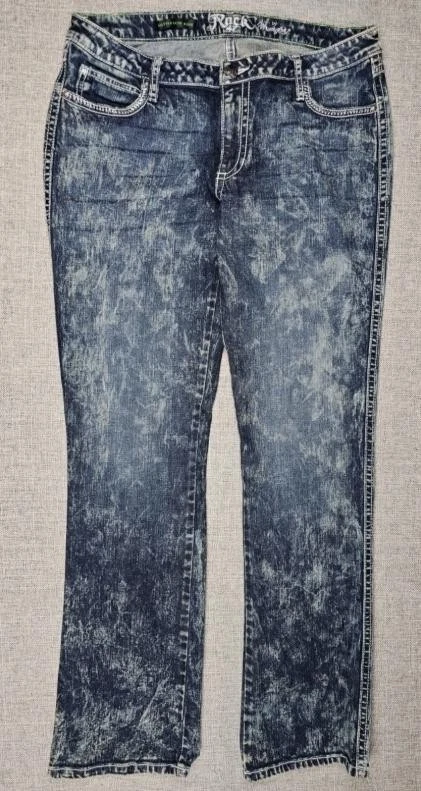 Pantalones de mezclilla Rock 47 by Wrangler para mujer 13x34 tiro ultra bajo corte de bota bordado cruzado Foto 2 de 4