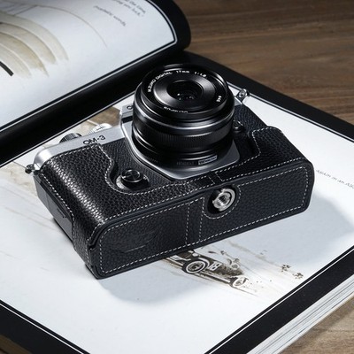 OLYMPUS OM-2 、Canon AV-1、Olympusケース付き OLYMPUS OM-2 、Canon AV-1、Olympusケース付き