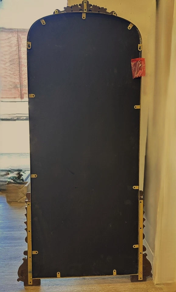 Espejo de pared arqueado estilo antiguo con marco acabado dorado Foto 4 de 4