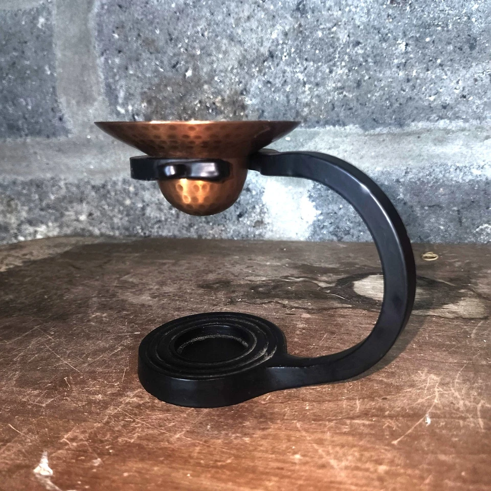 QUEMADOR DE ACEITE ESENCIAL EN UN SOPORTE DE HIERRO FORJADO PESADO Y RECIPIENTE DE COBRE MARTILLADO. Foto 2 de 4