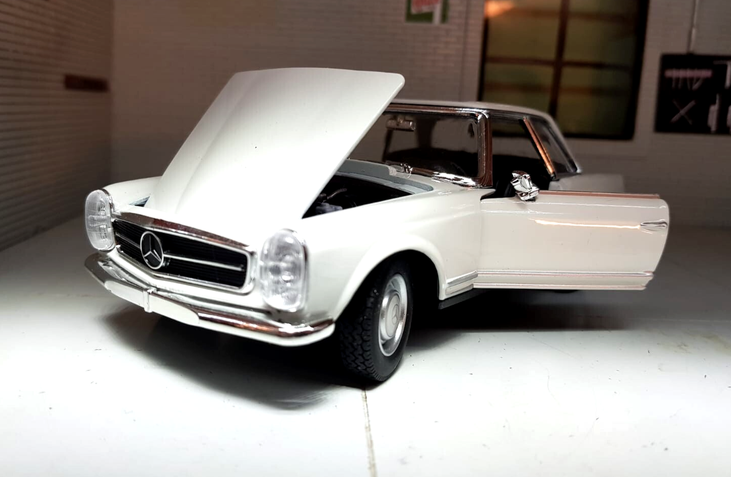 Mercedes Benz 230 SL White Coupe 230SL W113 1:24 Model Diecast 1963 Scale