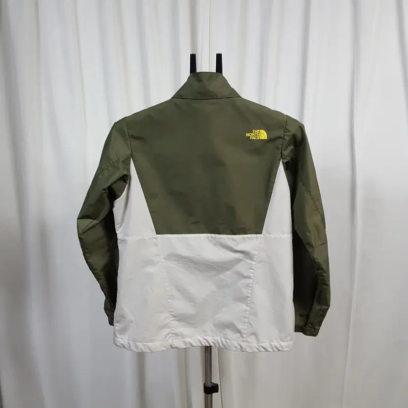 North Face Women's Windbreaker Jacket - Size M, Excellent Condition thumbnail 4