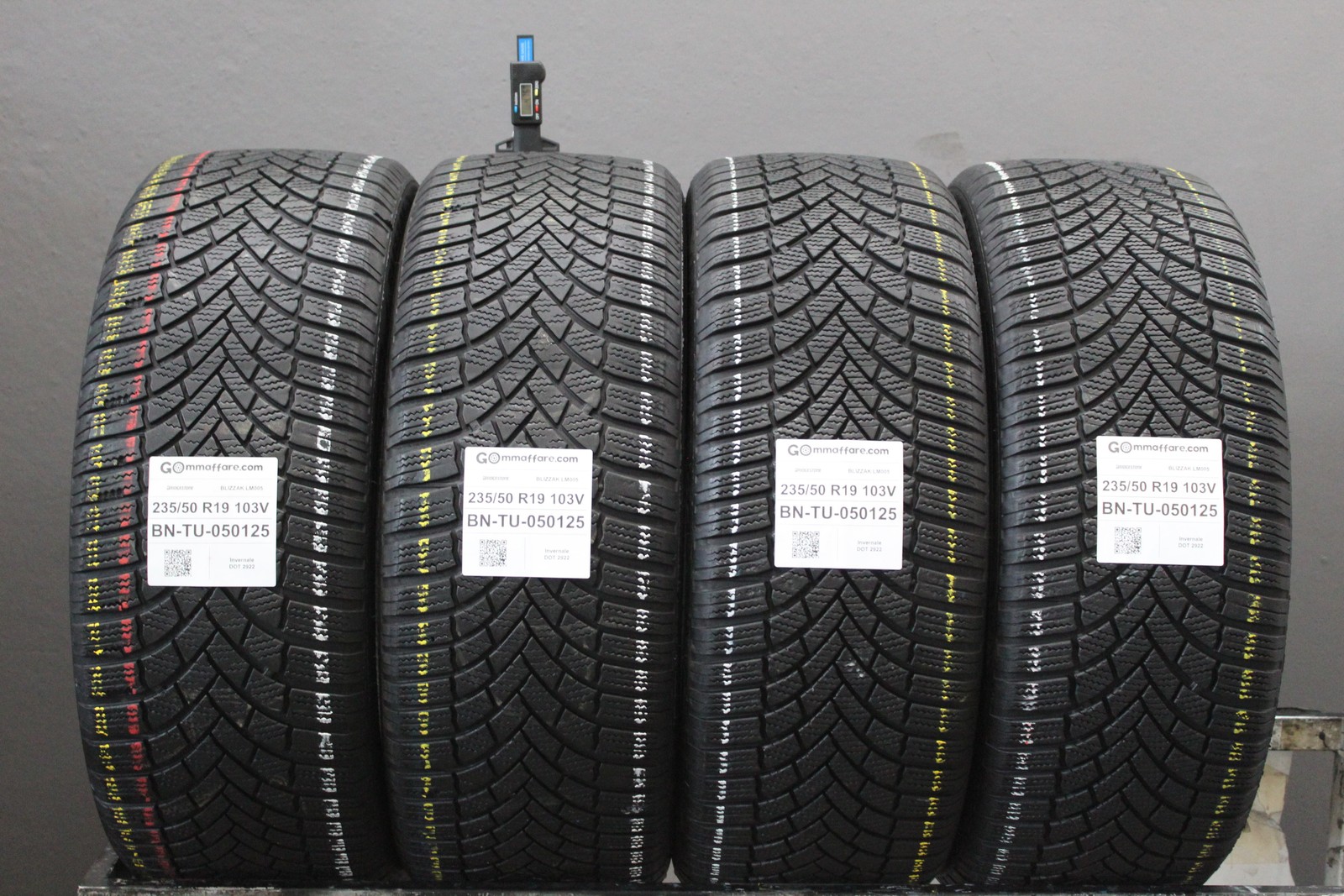 4 Pneumatici 235/50 R19 Bridgestone Blizzak Lm005