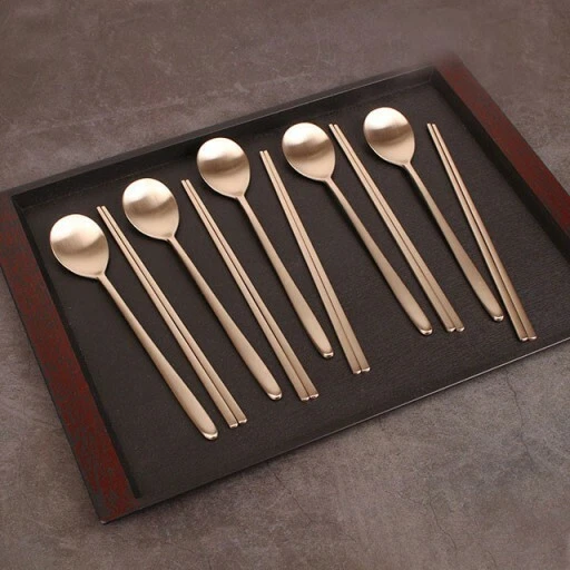 Juego de 5 cucharas y palillos artesanales coreanos de cobre/latón (incluye restos) Foto 2 de 4