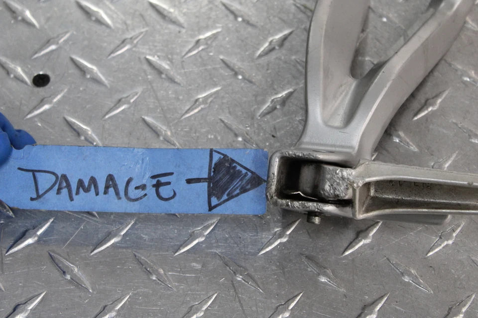 Suzuki GSXR600Z 2003 Limited trasero izquierdo pasajero clavija daños Foto 4 de 4