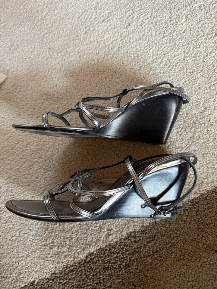 Sandálias anabela Louis Vuitton com alças Gunmetal metálico - Imagem 2 de 4